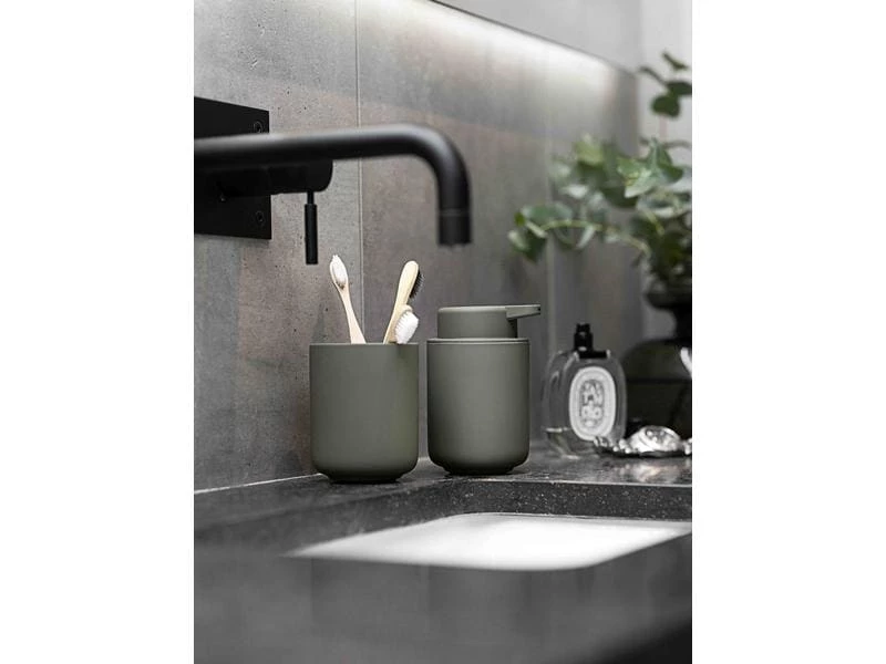 Zone Denmark Seifenspender Ume 250 ml, Olivgrün 2 Zone Denmark Seifenspender Ume 250 ml, Olivgrün – Bild 2