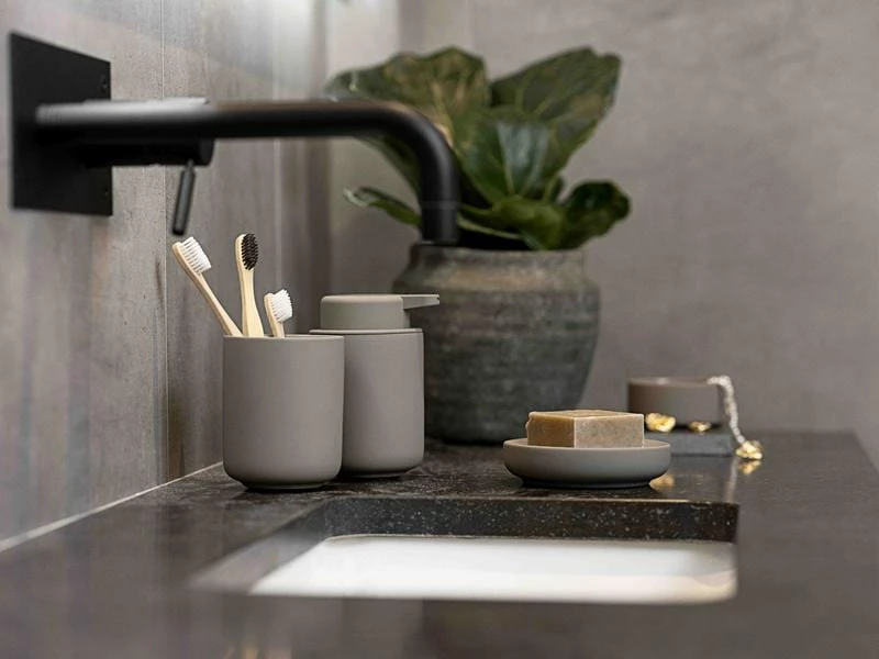 Zone Denmark Zahnputzbecher Ume Taupe 2 Zone Denmark Zahnputzbecher Ume Taupe – Bild 2