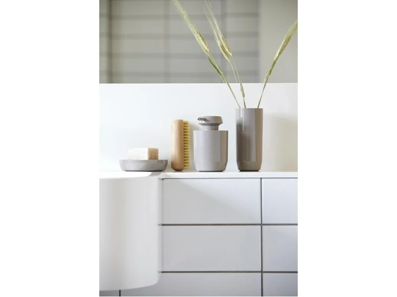 Zone Denmark Zahnputzbecher Suii Ø 6.3 cm Taupe 2 Zone Denmark Zahnputzbecher Suii Ø 6.3 cm Taupe – Bild 2